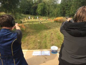 Bild från Speedshootingen Kickoff. Banläggaren verkar inte riktigt ha ätit sin medicin...